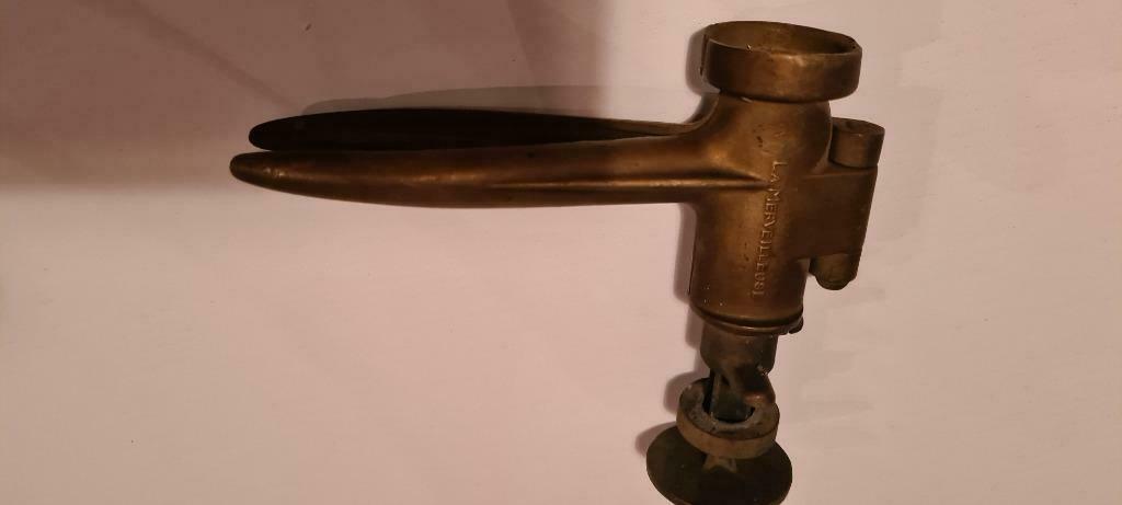 Ancienne bouchonneuse laiton " La Merveilleuse " bouche-bout, Collections, Enlèvement ou Envoi