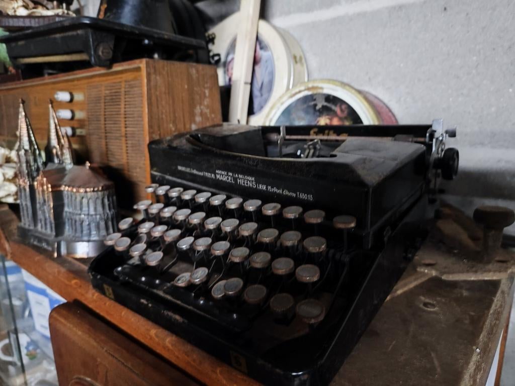 Zeer oud mooi typemachine merk Erika, Ophalen, Zo goed als nieuw
