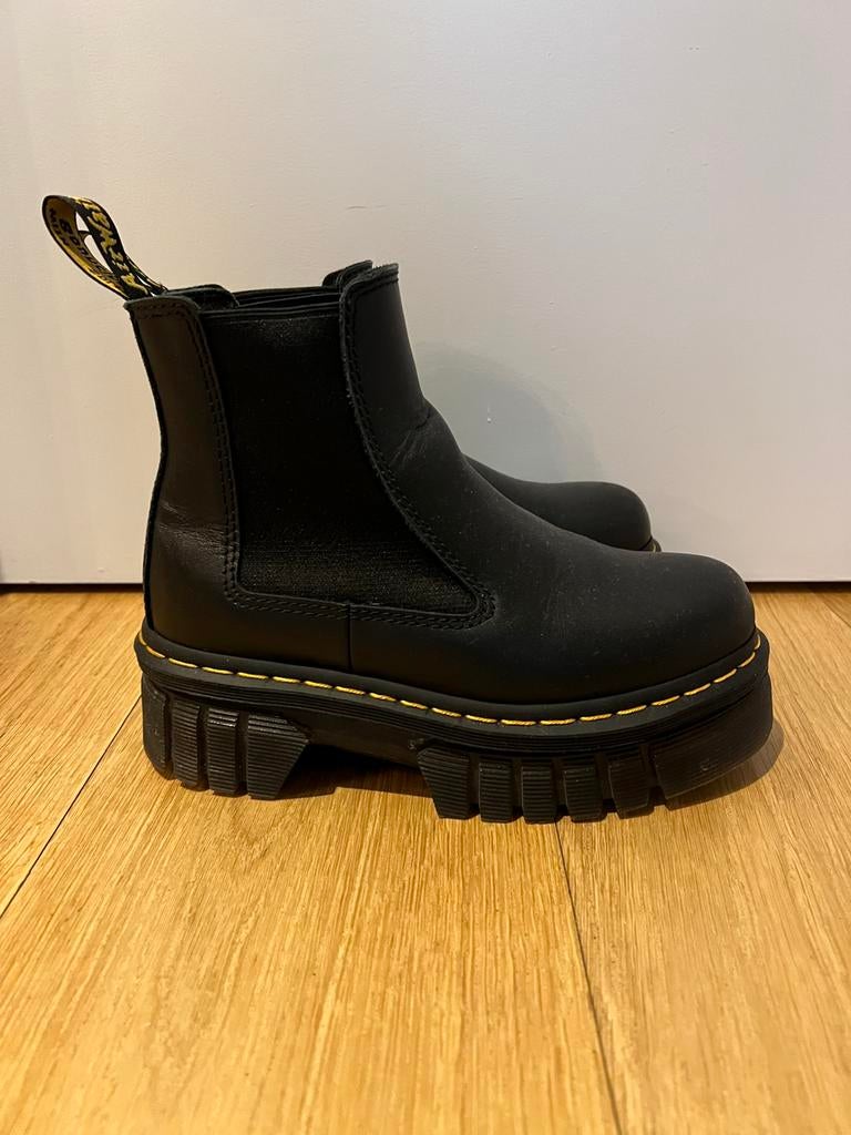 Dr. Martens noir classique en parfait état ! Taille 36, Comme neuf, Dr. Martens, Enlèvement, Boots et Botinnes