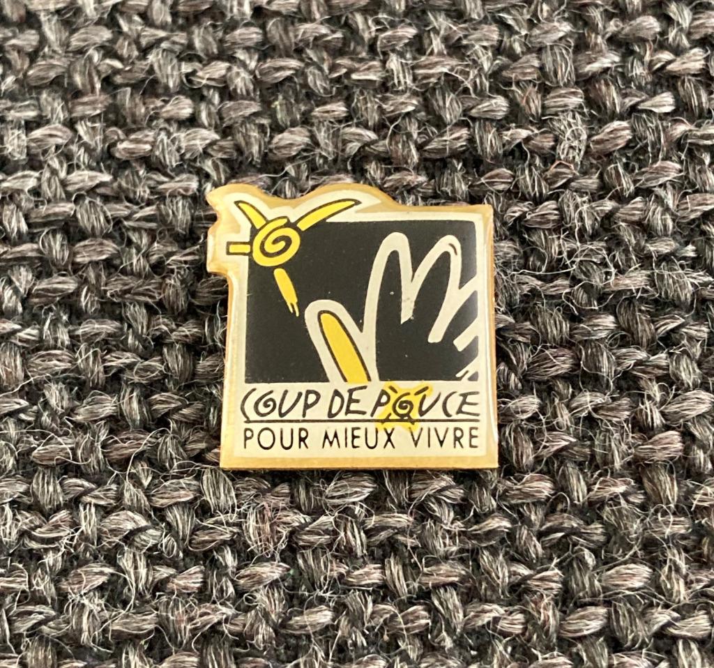 PIN - COUP DE POUCE - POUR MIEUX VIVRE, Verzenden, Gebruikt, Overige onderwerpen, Speldje of Pin