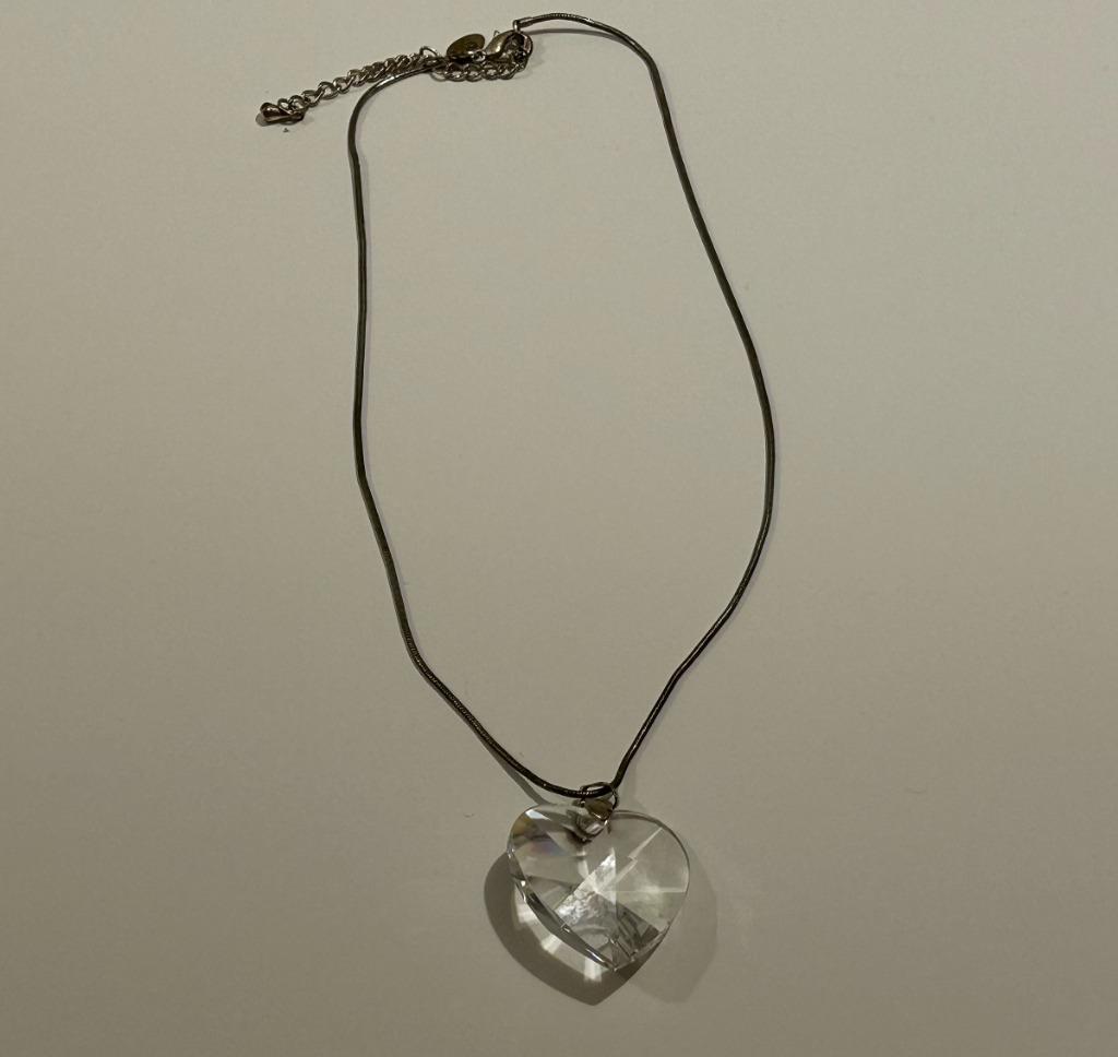 Zilverkleurige halsketting met transparant hart, Bijoux, Sacs & Beauté, Colliers, Enlèvement ou Envoi, Avec pendentif, Comme neuf