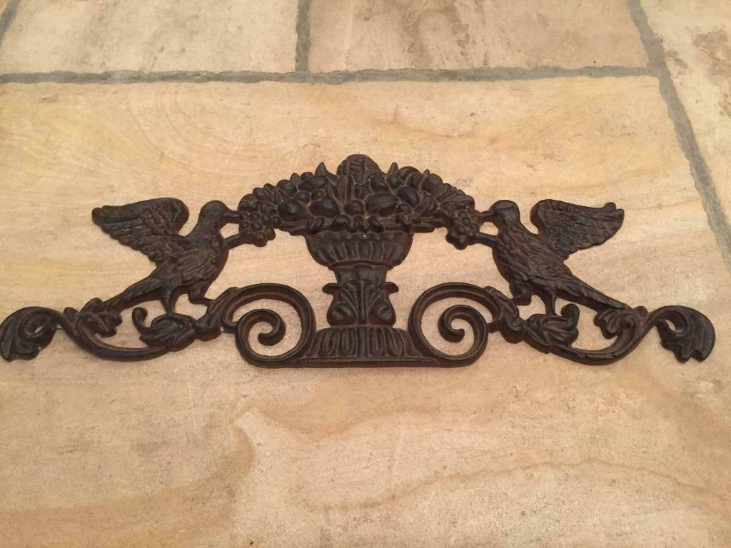 Gietijzeren fronton versierd met vogels en bloemen, Huis en Inrichting, Woonaccessoires | Wanddecoraties, Zo goed als nieuw, Ophalen