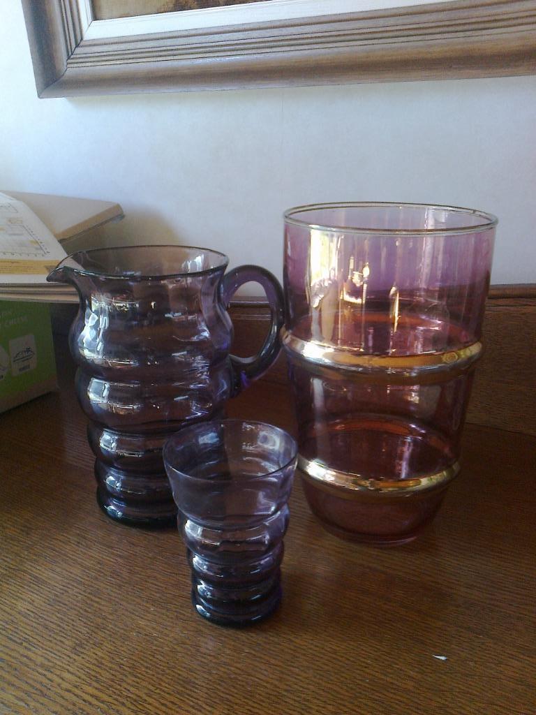 Antieke mauve glas karaf, beker en vaas, Enlèvement