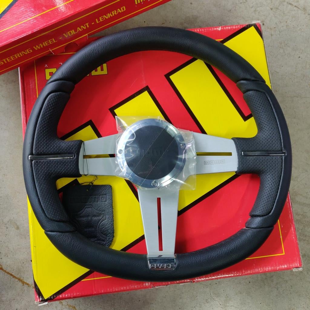 Momo Quake 350 black sportstuur, Auto diversen, Autosport-onderdelen, Nieuw, Ophalen of Verzenden