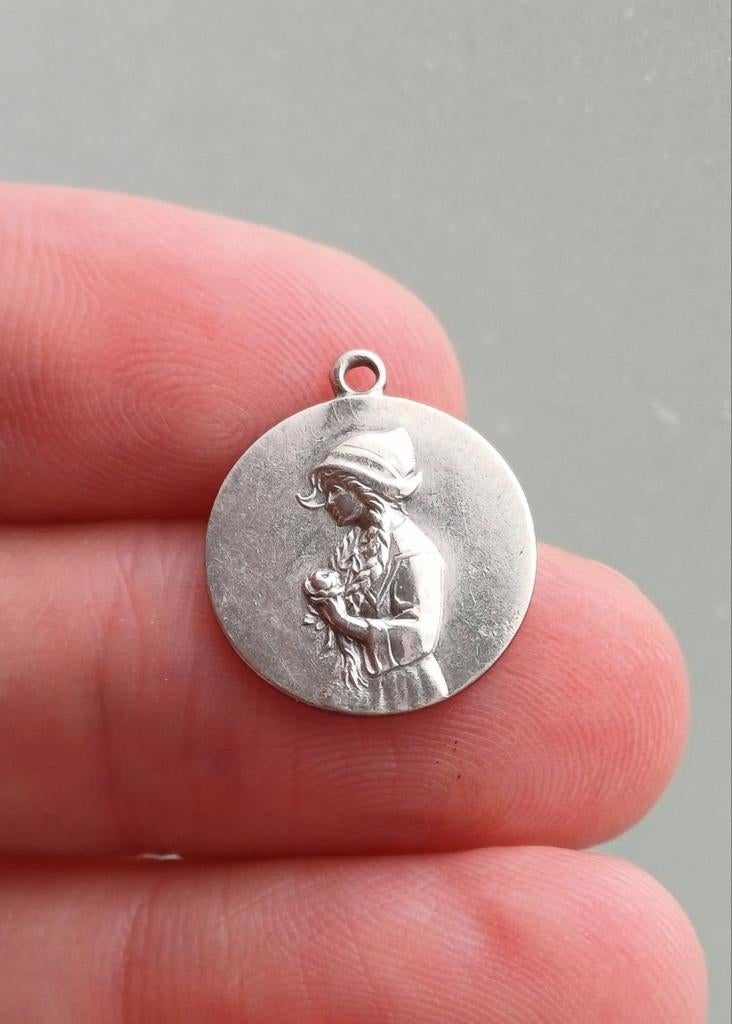 Kleine zilveren medaillon, Ophalen of Verzenden, Zo goed als nieuw
