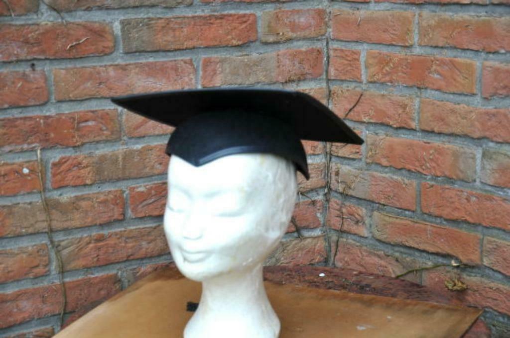 §chapeau universitaire en feutrine, Enlèvement ou Envoi, Comme neuf, Garçon ou Fille, Chapeau
