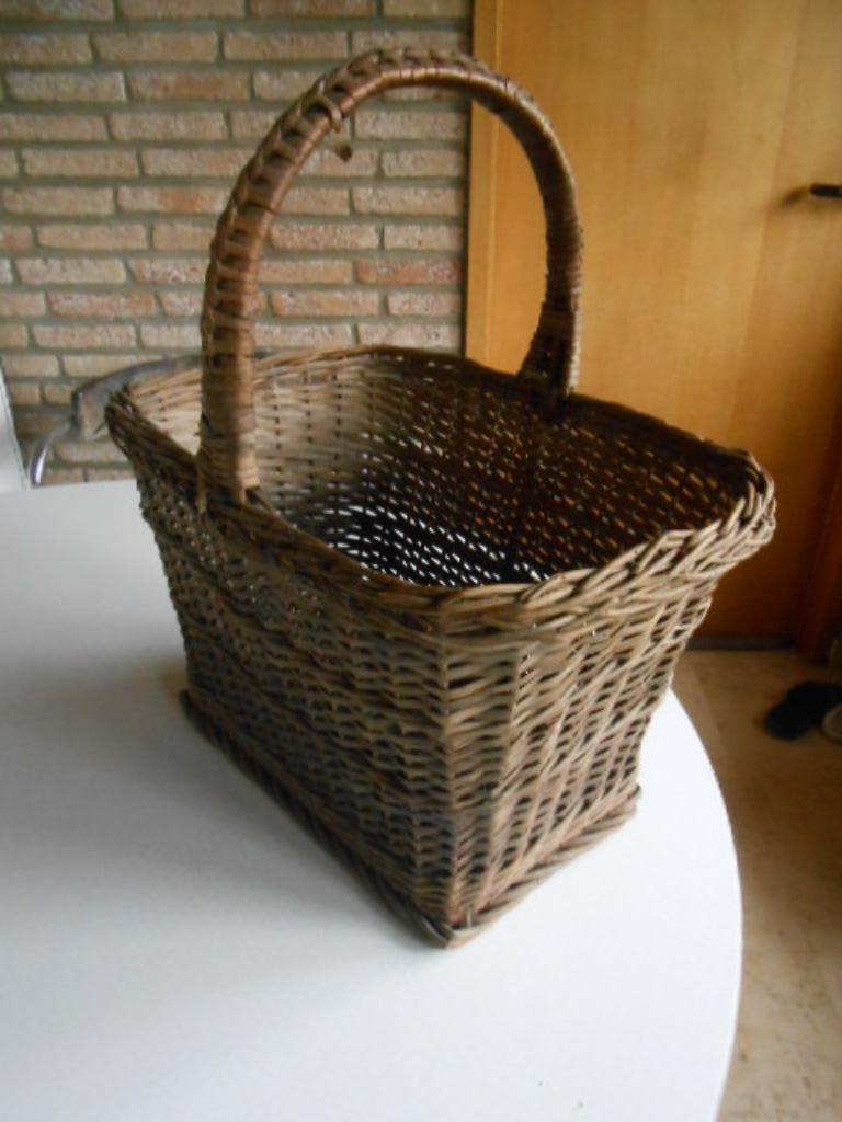 rietenmand met handgreep houtmand sprokkelhoutmand, Gebruikt, Mand, Ophalen of Verzenden, Riet