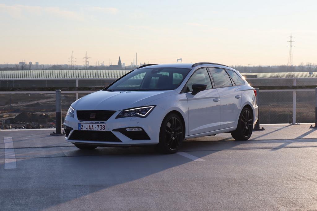 Seat Leon Cupra 300 ST, Auto's, 4 cilinders, Leon, Alcantara, Wit