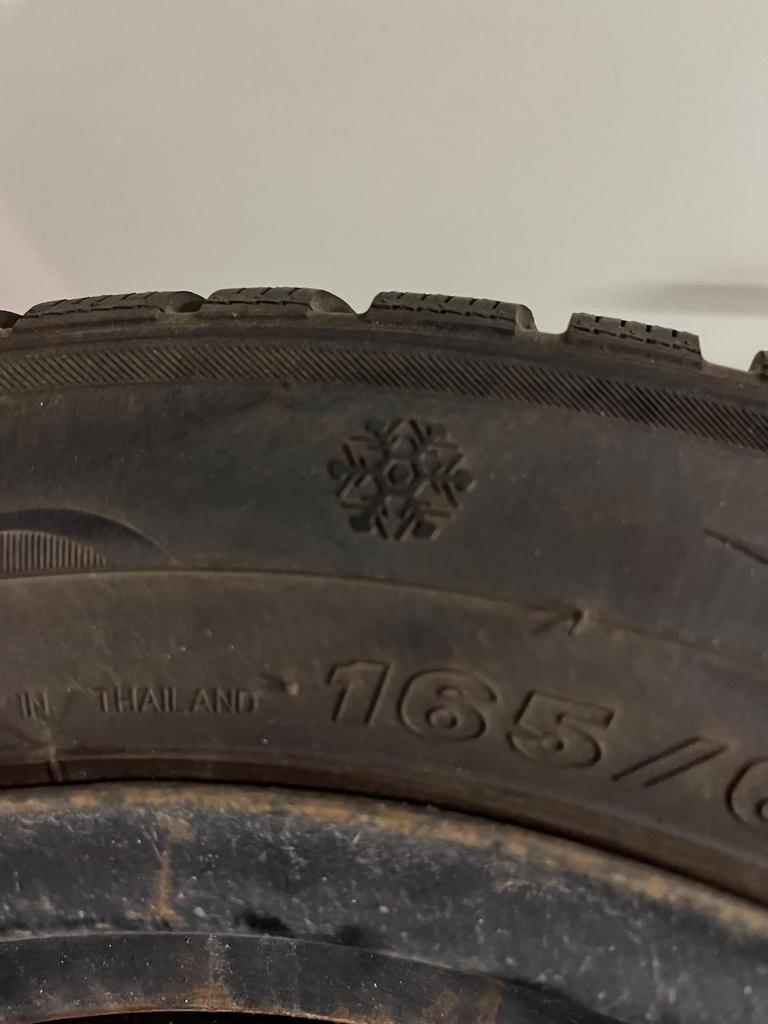 4 Winterbanden op metalen velgen en met staander en hoes, Auto-onderdelen, Banden en Velgen, Ophalen, Gebruikt, Velg(en), Winterbanden