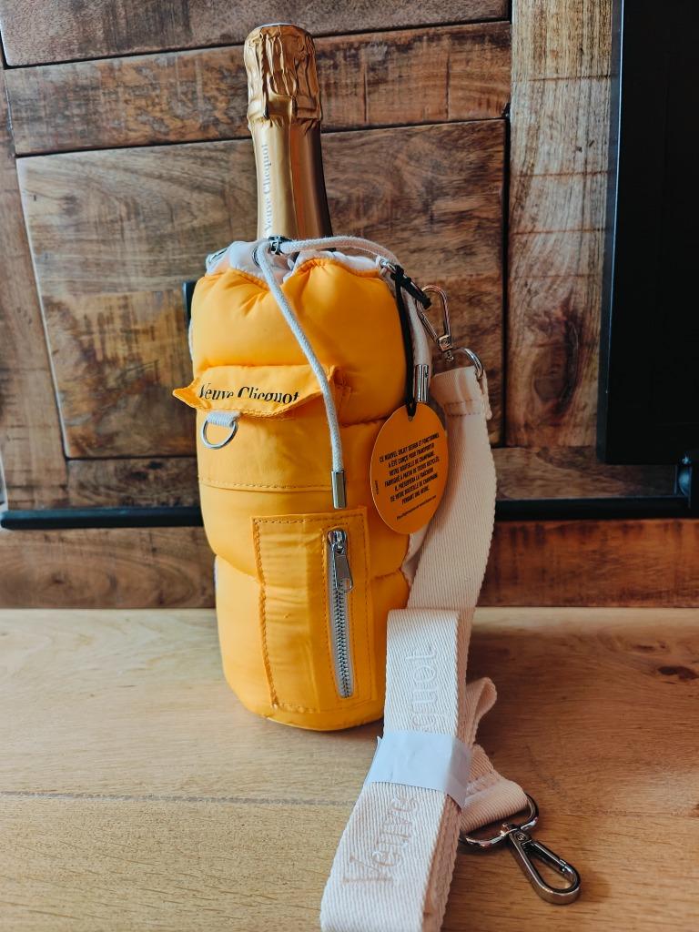 Veuve Clicquot Carte Jaune - Porte-bouteille Puffy Edition 7, Neuf, Enlèvement ou Envoi, Pleine, Champagne
