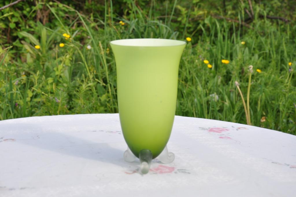 vase vert opaque pied triptique, Moins de 50 cm, Enlèvement ou Envoi, Verre, Vert