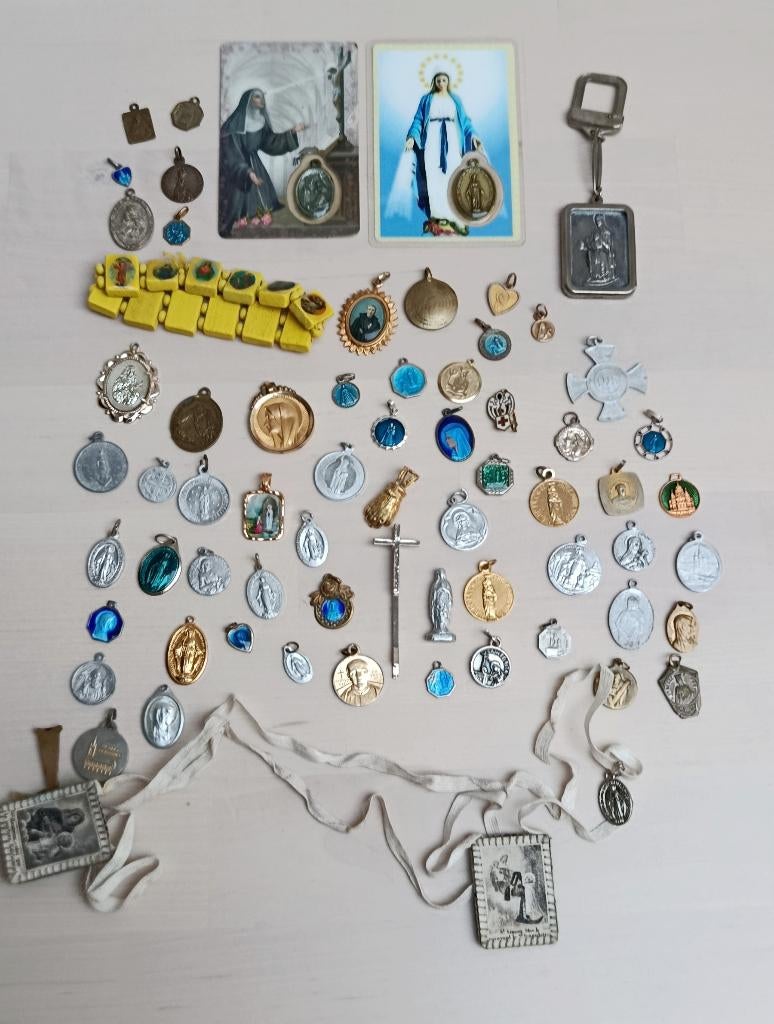 vintage bedeltjes Maria en andere en rozenkransen, Ophalen, Gebruikt, Sieraad, Christendom | Katholiek