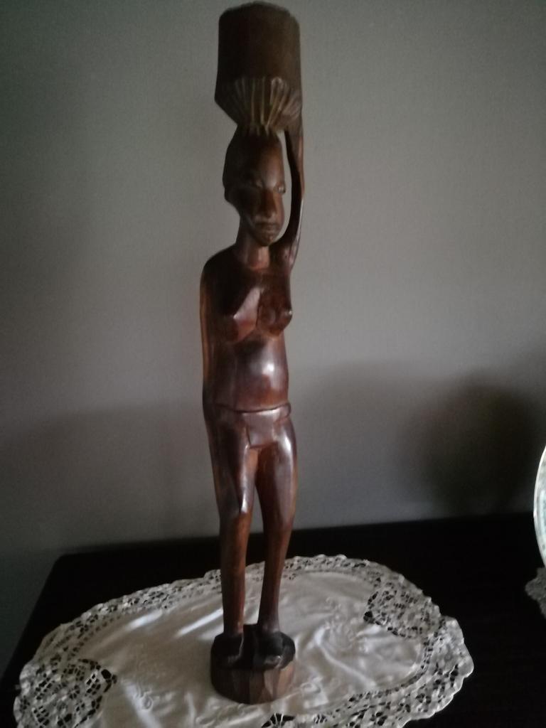 Afrikaanse vrouw met draagmand, Ophalen of Verzenden