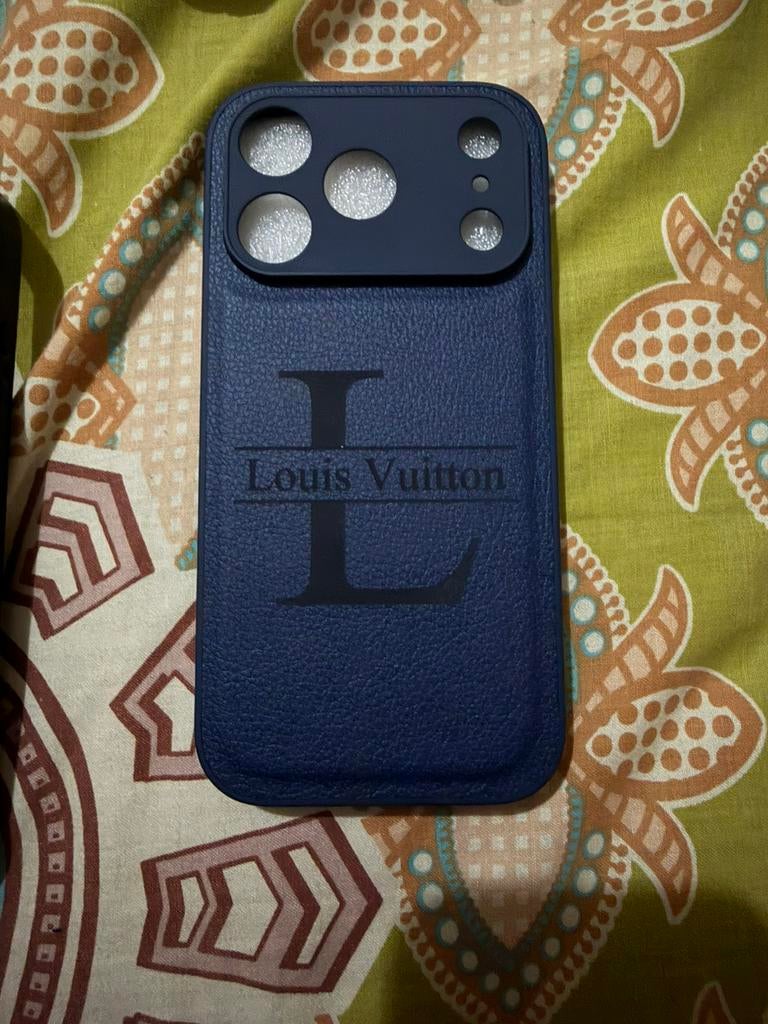 Coque iPhone 17 pro Louis Vuitton en cuir, Télécoms, IPhone 17, Cuir, Enlèvement ou Envoi, Utilisé