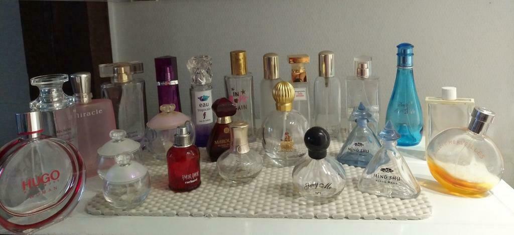 4_t de 24 flacons de parfum VIDES toutes marques, Enlèvement ou Envoi