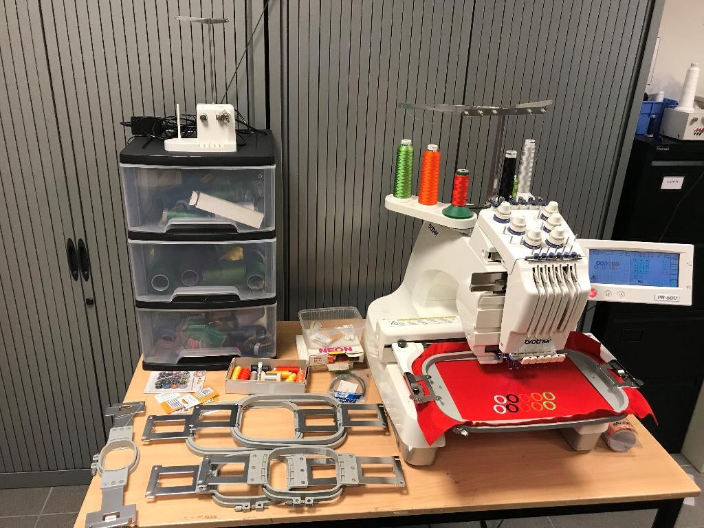 Te koop gevraagd DEFECTE BROTHER PR borduurmachine., Hobby en Vrije tijd, Borduren en Borduurmachines, Gebruikt, Borduurmachine