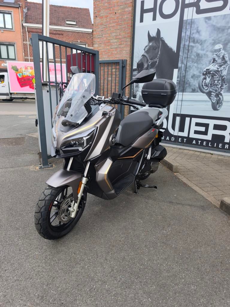 QJ motor scooter Atr 125 avec top case nouveau, Motoren, Bedrijf, Scooter