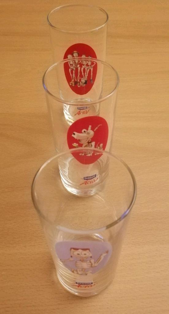 3 hauts verres droits marqués Danone avec dessin, Ophalen of Verzenden, Zo goed als nieuw