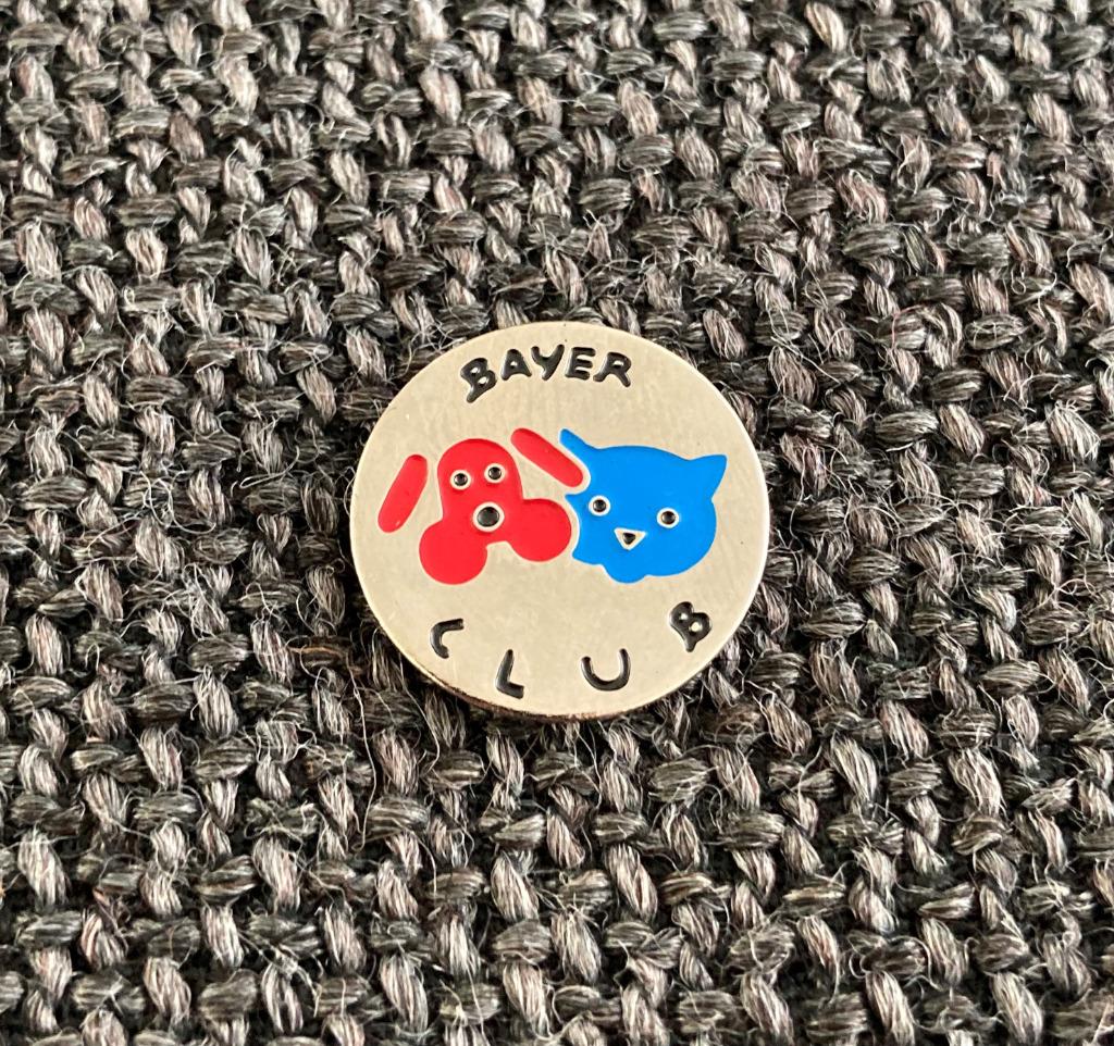 PIN - BAYER CLUB - KAT - HOND - CHAT - CHIEN, Envoi, Utilisé, Animal et Nature, Insigne ou Pin's