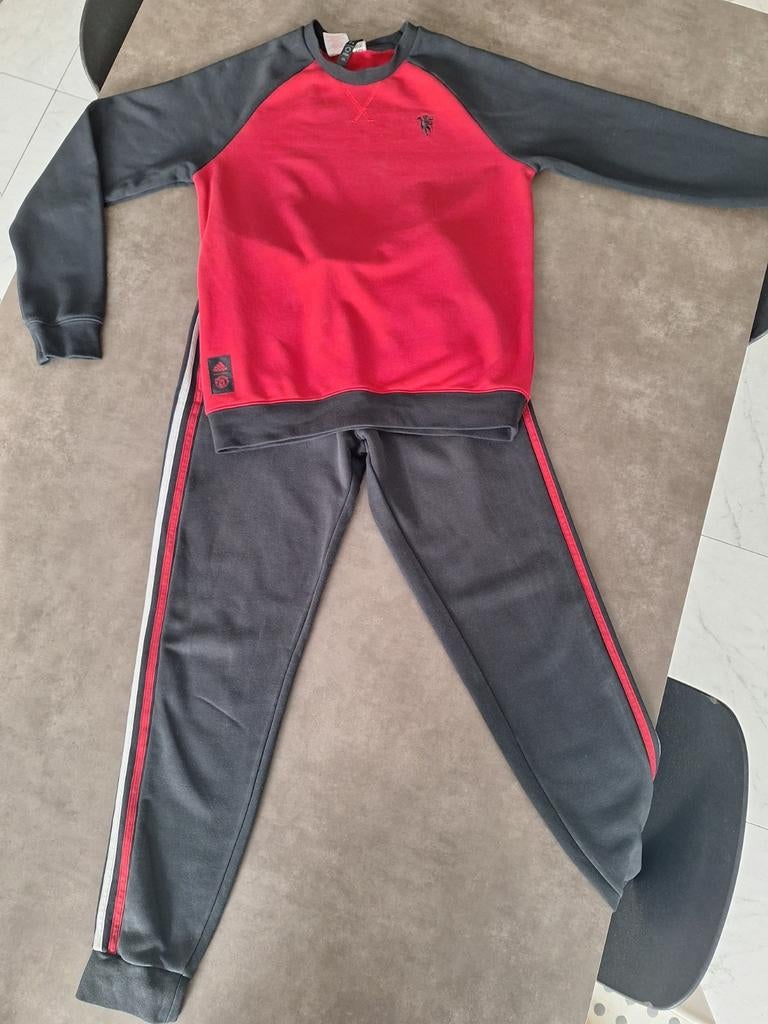 Jogging adidas manchester united maat 164, Enfants & Bébés, Vêtements enfant | Taille 164, Enlèvement ou Envoi, Adidas, Garçon