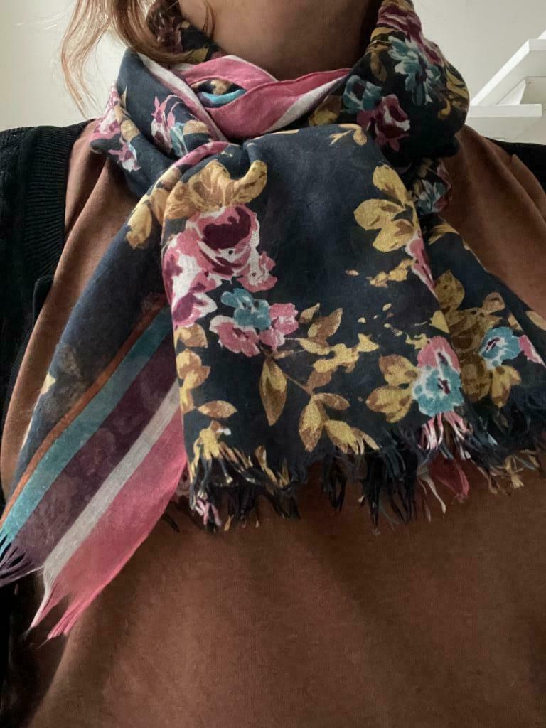longue écharpe à fleurs, Taille 38/40 (M), Enlèvement ou Envoi, Comme neuf, GEEN MERK