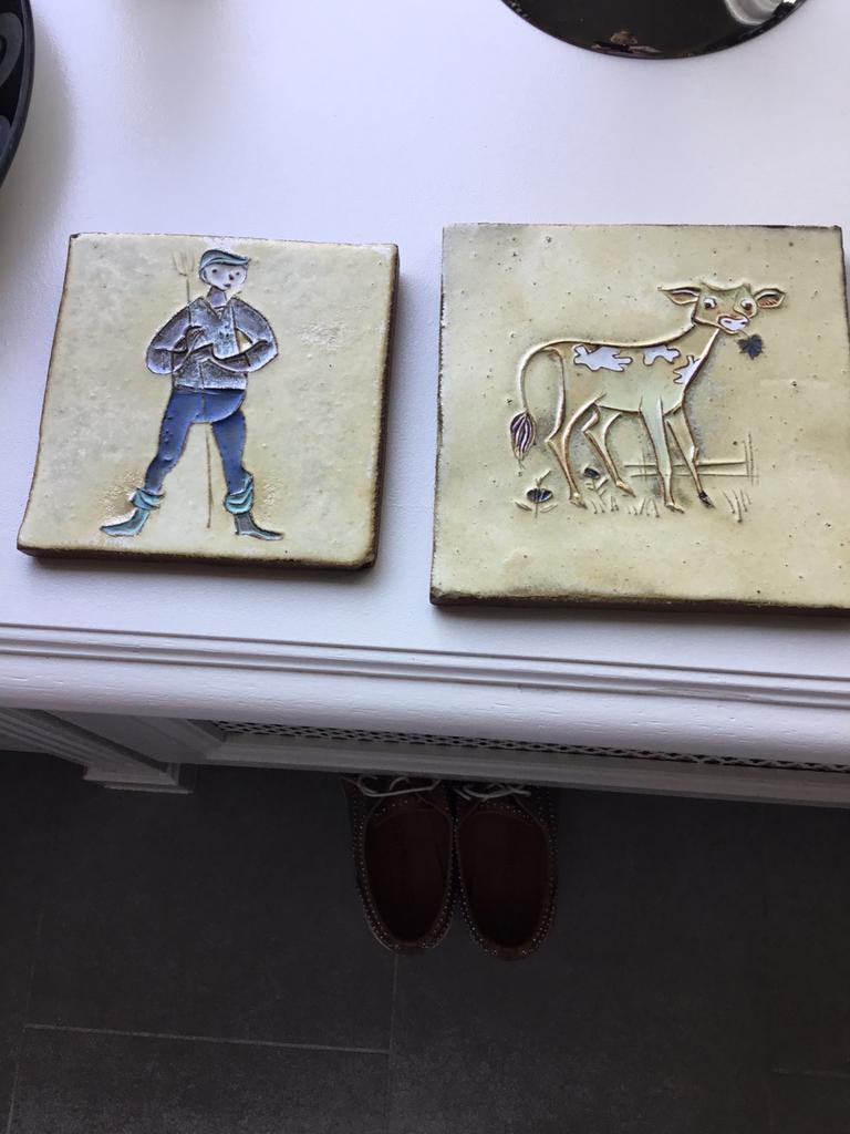 2 vintage tegeltjes in reliëf, Ophalen of Verzenden