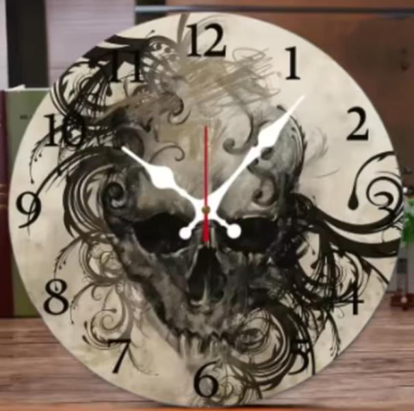 Ronde wandklok van hout Horror schedel (25cm)