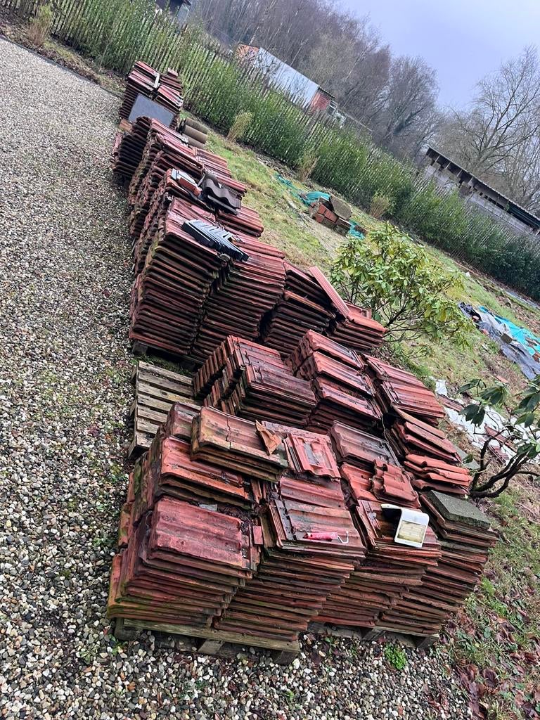 Dakpannen met sluiting. 1560 stuks op 14 palletjes., Doe-het-zelf en Bouw, Ophalen, Gebruikt, Dakpannen