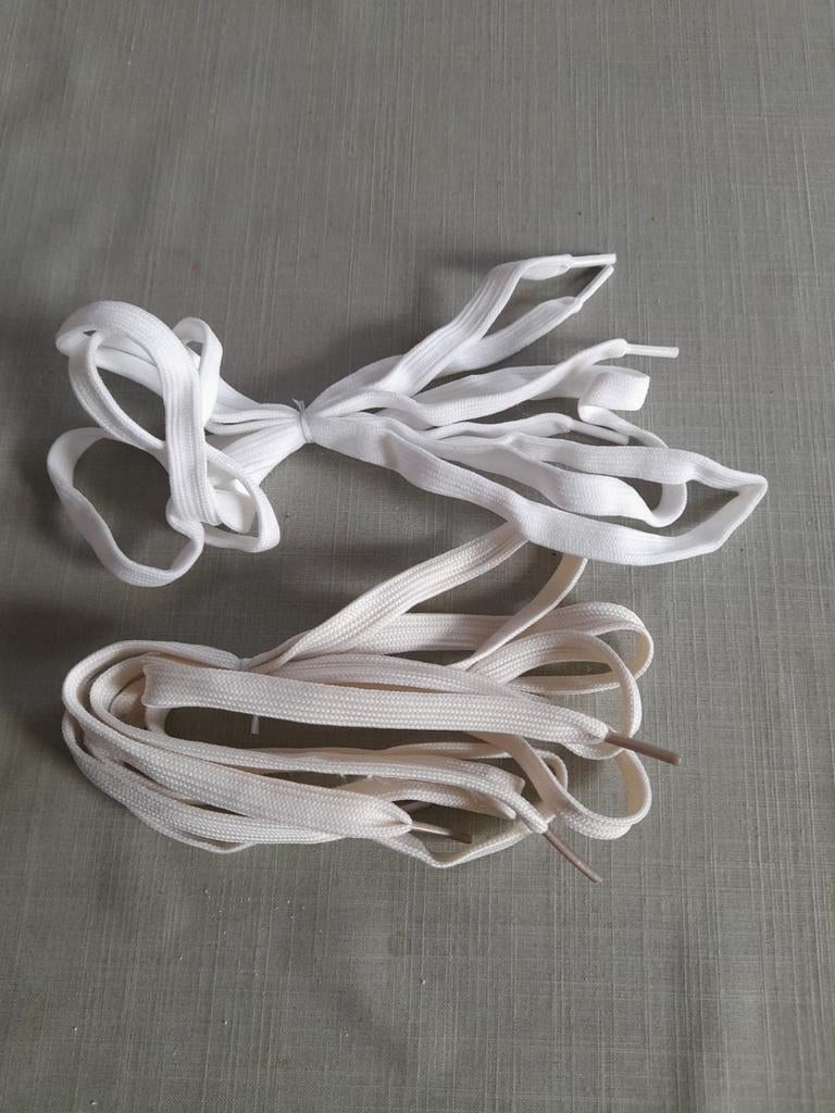 Lot de deux paires de lacets "basket" blanc&crème 50/60 cm, Vêtements | Femmes, Enlèvement ou Envoi, Comme neuf, Blanc