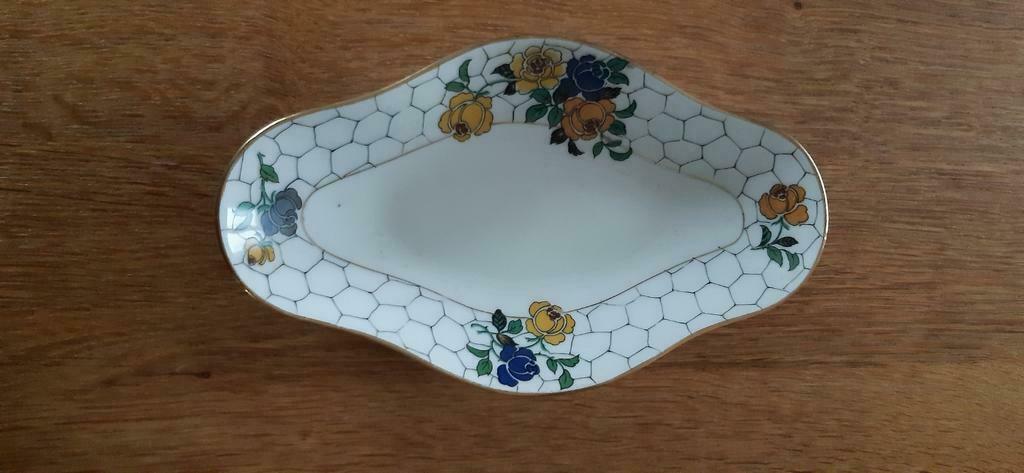 Beau PLAT en porcelaine., Enlèvement ou Envoi