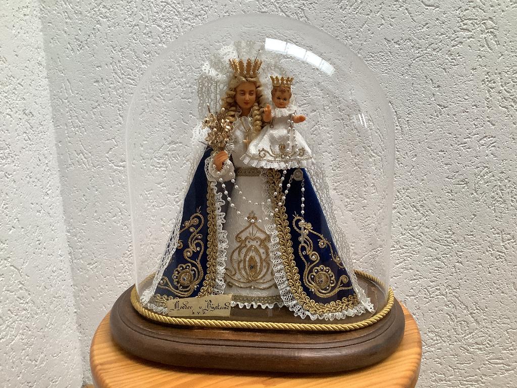 Madonna onder stolp, Ophalen
