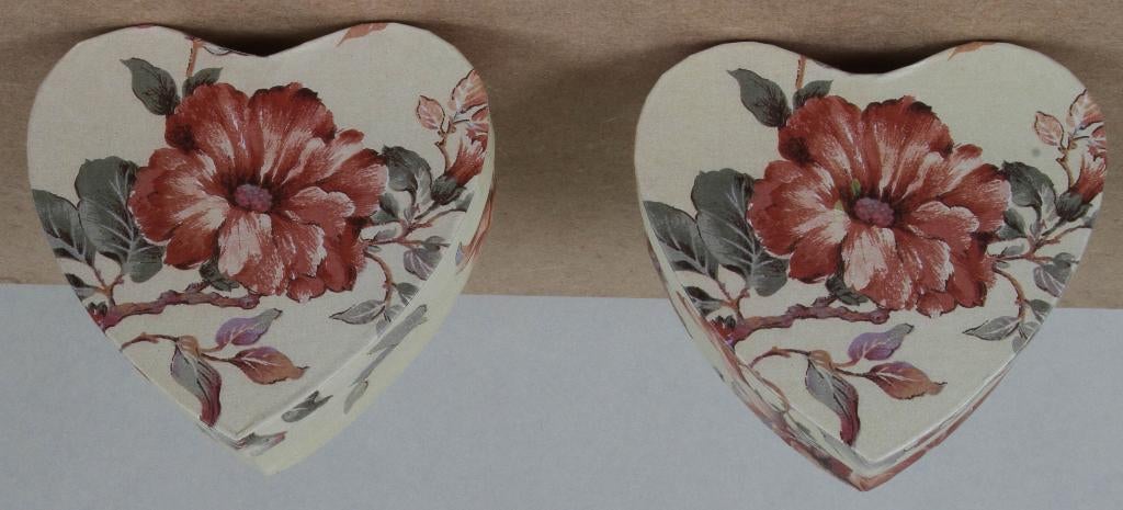 2 kartonen doosjes in hartvorm  met bloemenmotief, Verzamelen, Ophalen of Verzenden, Zo goed als nieuw, Overige, Overige merken