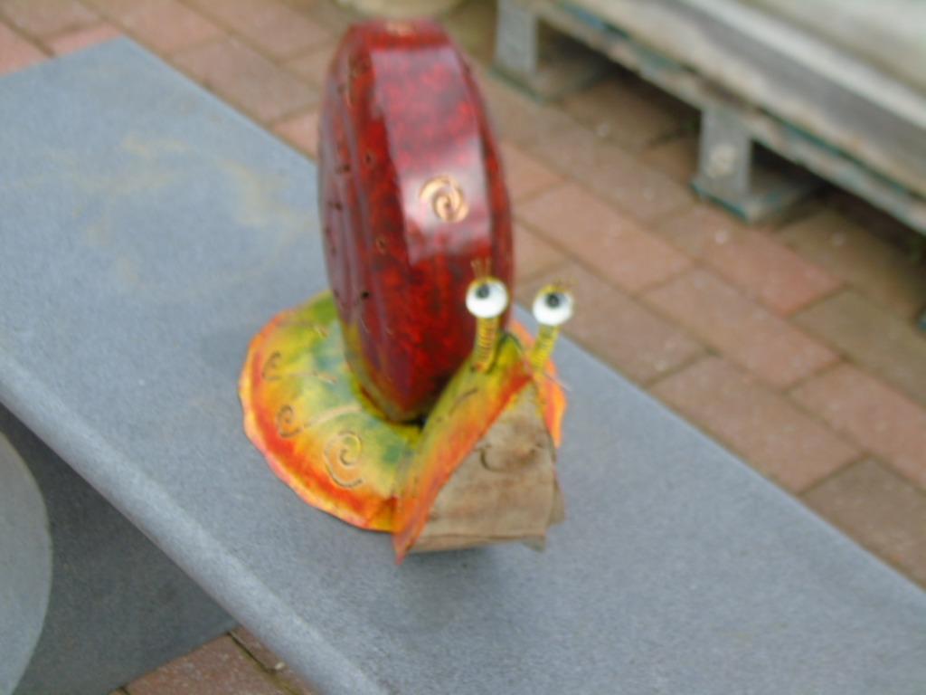 Standbeeld van een slak in smeedijzeren kleuren., Tuin en Terras, Ophalen, Nieuw, Metaal, Dierenbeeld
