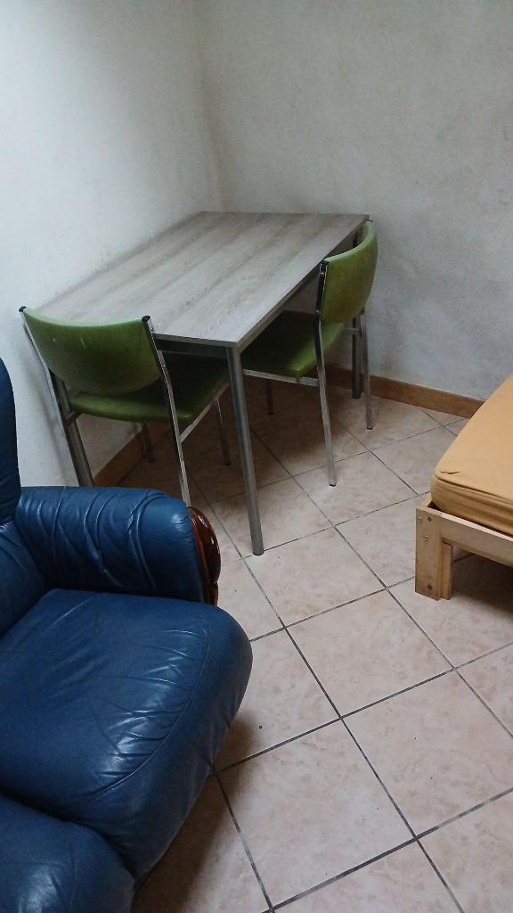 Gratis tafel met stoelen, Enlèvement