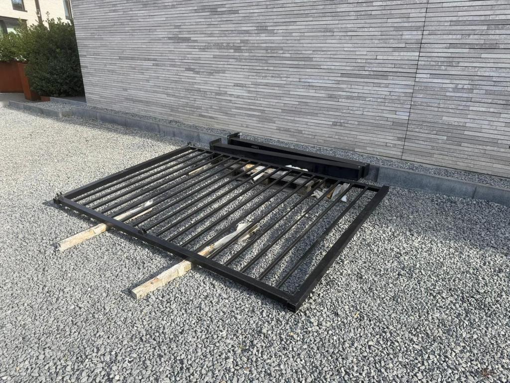 Poort zwart B 2,75 en H 205cm( zonder de palen), Ophalen, Staal, 200 cm of meer, Nieuw