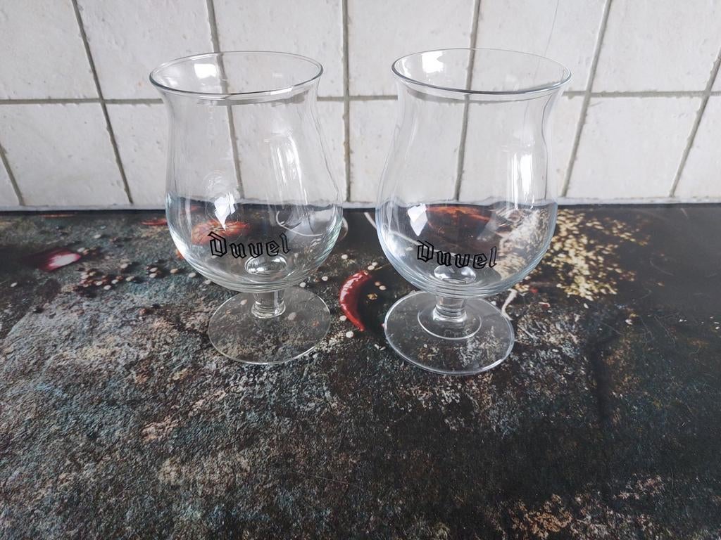 Verre Duvel, lettres noires, pieds différents, Enlèvement ou Envoi, Comme neuf, Verre ou Verres, Duvel