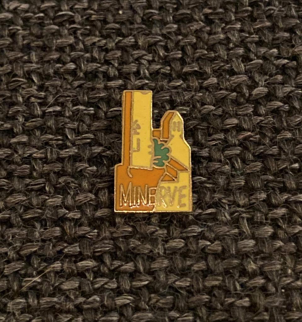 PIN - MINERVE, Envoi, Utilisé, Ville ou Campagne, Insigne ou Pin's