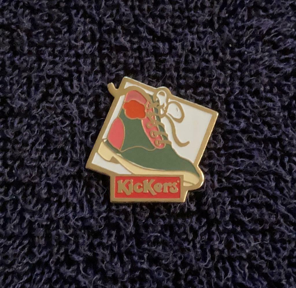 PIN - KICKERS, Collections, Envoi, Comme neuf, Marque, Insigne ou Pin's
