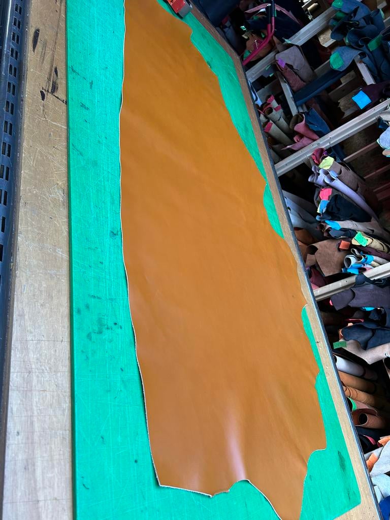 Cognac kleur kalfs halve huid 1.5 mm dik iets stug&glad A48, Ophalen of Verzenden, Zo goed als nieuw