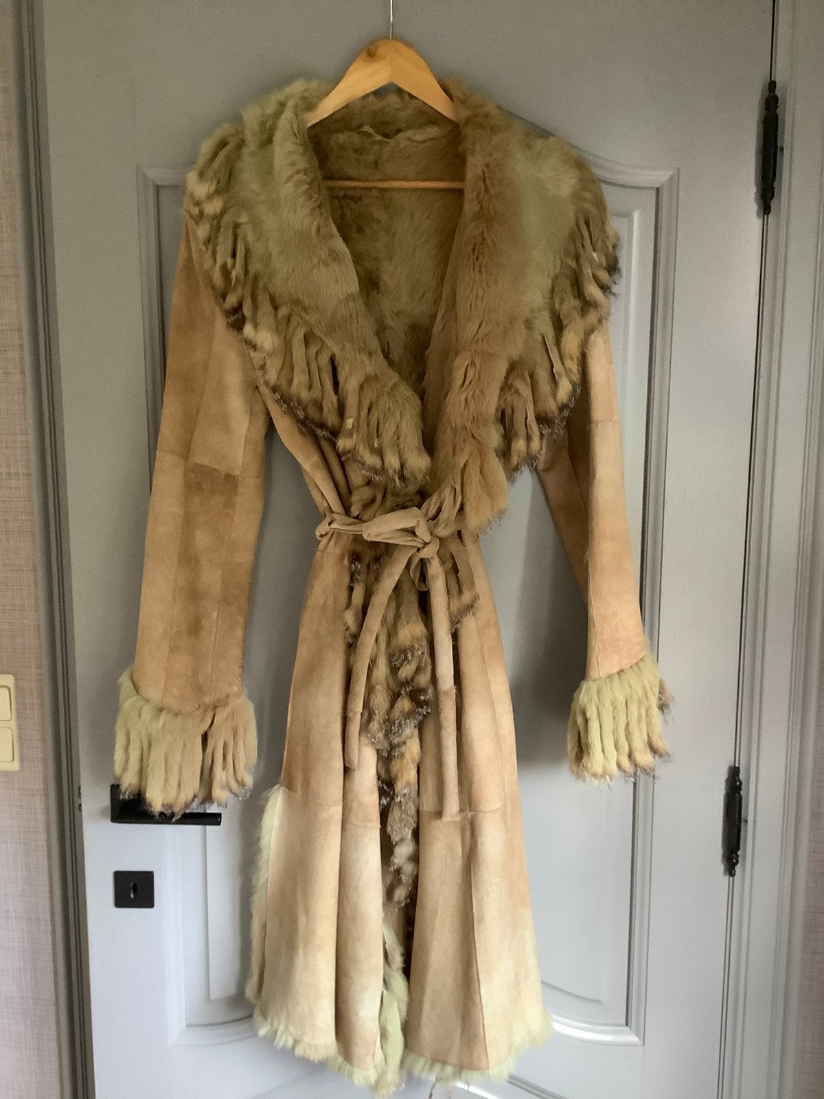 Beige lange motonjas maat smal, Kleding | Dames, Ophalen, Zo goed als nieuw, Maat 36 (S), Beige