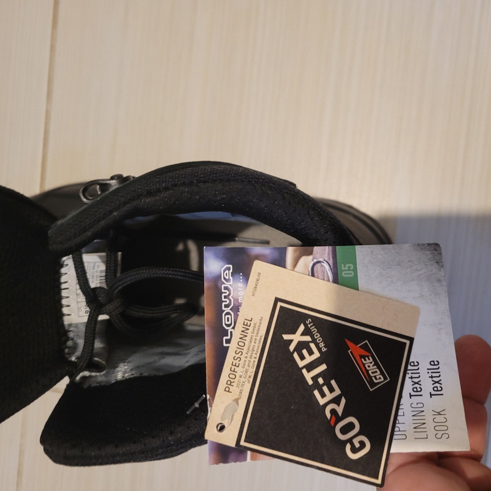 BOTTINES LOWA NEUVE 43, Ophalen