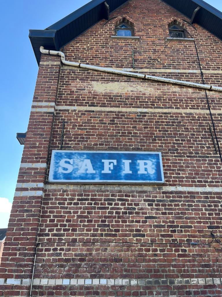 Rare grande enseigne en forme de safir, Enlèvement, Comme neuf