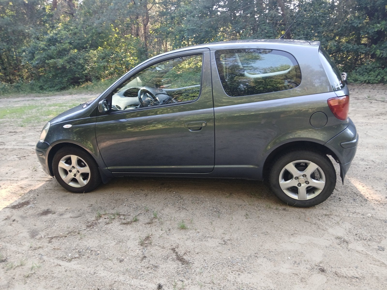 Toyota yaris VVT-i. Blue line, Auto's, Toyota, Voorwielaandrijving, Stof, 4 cilinders, Blauw