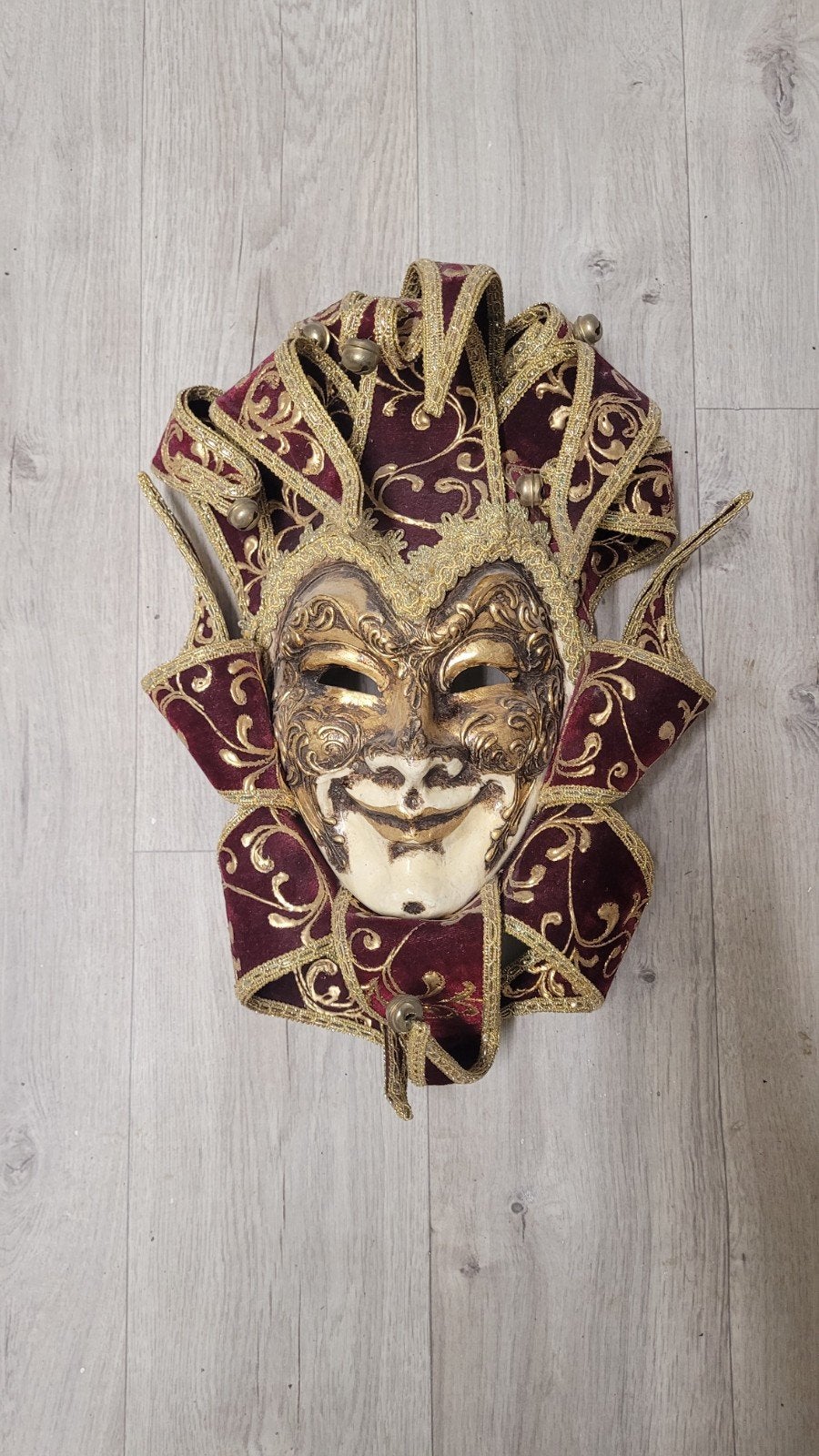 Masque vénitien - Sole Luna, Collections, Broches, Pins & Badges, Enlèvement ou Envoi, Comme neuf, Autres sujets/thèmes