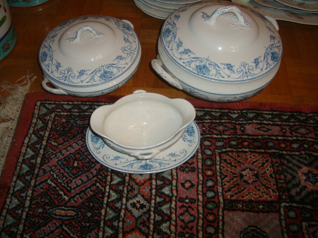 Partie  d'un service de table Boch, décor Louis XVI, Enlèvement