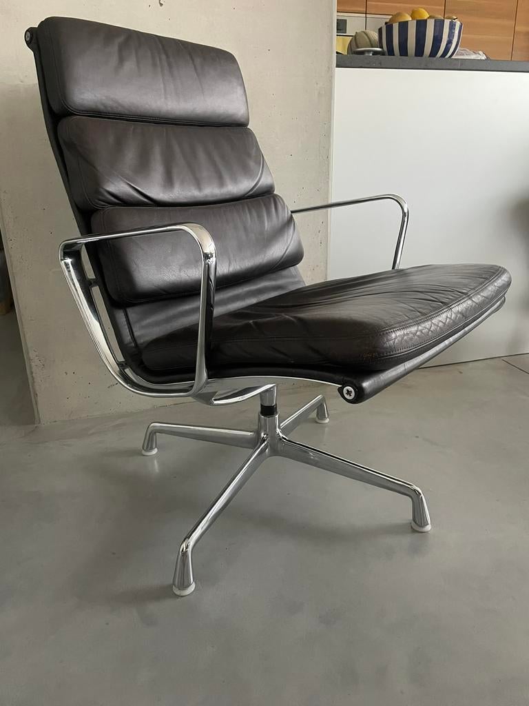 Charles Eames Softpad EA218 - Chocolate brown, Huis en Inrichting, Fauteuils, Ophalen, Zo goed als nieuw, Leer, Midcentury modern vintage