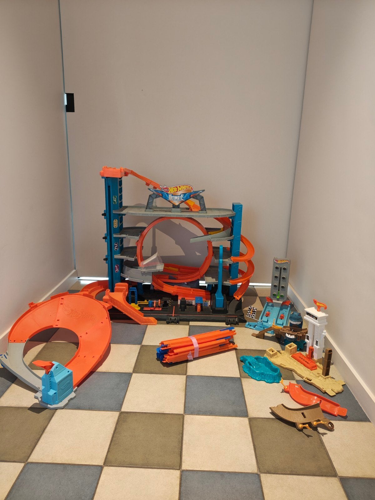 Hot Wheels  ultimate garage + extras, Ophalen, Racebaan, Zo goed als nieuw, Hot Wheels