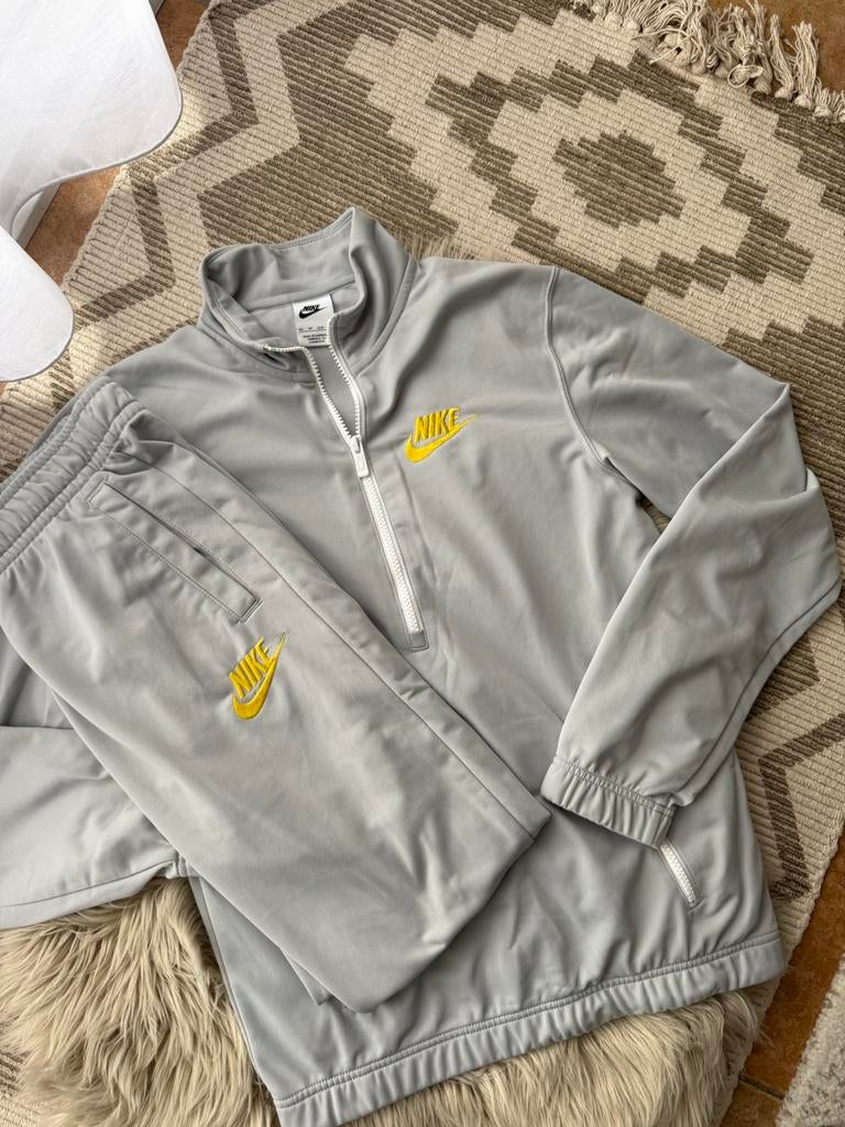 Originele set van Nike, Ophalen, Zo goed als nieuw, Maat 46 (S) of kleiner, Grijs