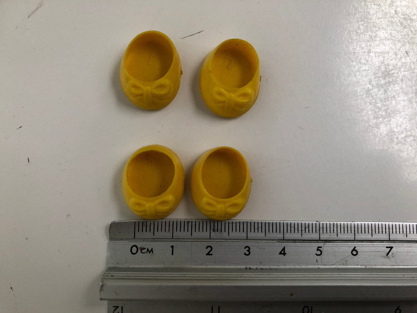 Kleine gele poppenschoenen, Verzamelen, Ophalen of Verzenden, Gebruikt, Kleding