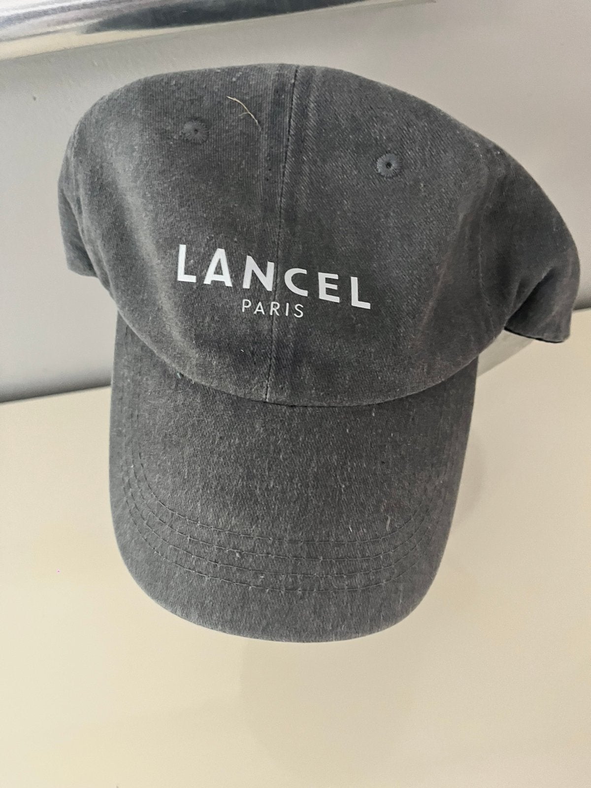 d'une casquette avec l'inscription « LANCEL PARIS », Enlèvement ou Envoi, Comme neuf, Casquette